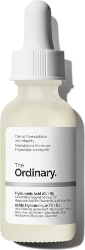 The Ordinary Hyaluronic Acid 2% + B5 Serum in weißer Flasche vor weißem Hintergrund